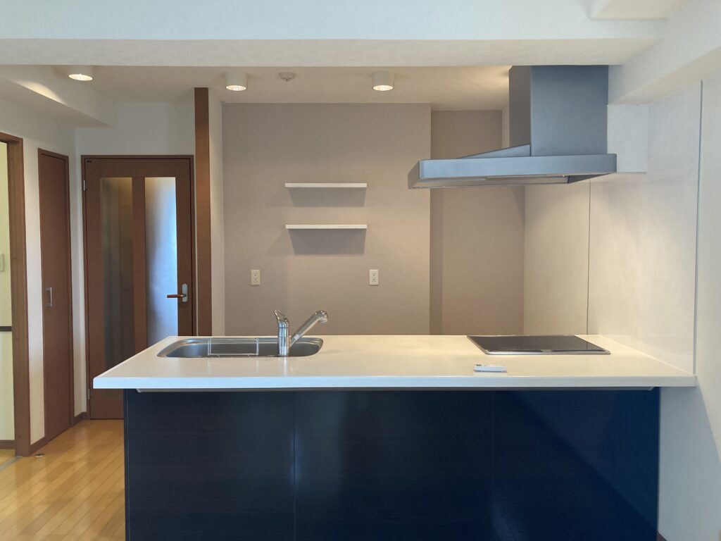キッチン背面のデザインをリフォームしました。アクセントクロスと飾り棚を採用です。